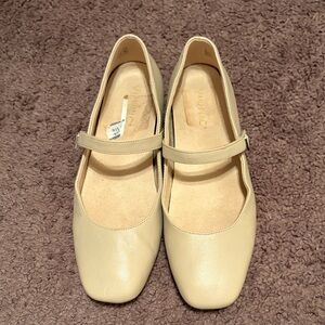 Vionic Cream Mary Jane Flats Size 8.5 Very good pre loved condition